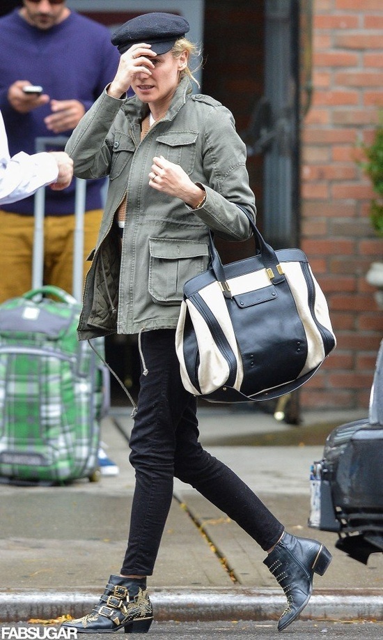 Cá tính, mạnh mẽ và thoải mái với jacket quân đội, jeans skinny đen, boots da đế bệt nạm đính cùng túi xách oversized như Diane Kruger.