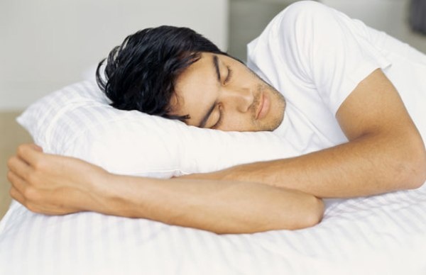 3. Ngủ ngay lập tức: Rất nhiều người thường ăn xong rồi đi ngủ luôn vì sau khi ăn bạn rất dễ buồn ngủ. Nhưng điều đó thật sự không tốt cho sức khỏe của bạn. Ngay khi bạn nằm xuống, các dịch tiêu hóa bắt đầu chảy vào thực quản thay vì vào dạ dày, điều này có thể gây viêm đường ruột. Đó là lý do tại sao mọi người cảm thấy nóng rát trong miệng và cổ họng. 