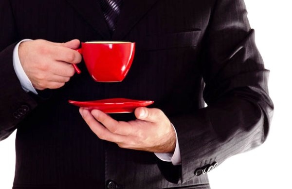 1. Uống trà: Mặc dù trà rất có nhiều lợi ích cho con người, nhưng uống trà ngay sau khi ăn lại hoàn toàn phản tác dụng của nó. Trà cản trở quá trình hấp thụ sắt từ thực phẩm, lâu dài sẽ dẫn đến thiếu sắt trong cơ thể. Hàm lượng axit tannic trong trà cũng ảnh hưởng đến việc hấp thụ protein của dạ dày. Đó là lý do bạn không nên uống trà ngay sau bữa ăn.