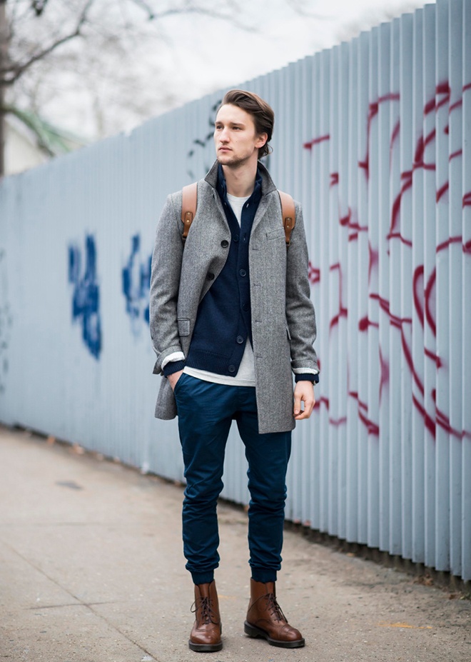 Bạn cũng có thể phối layer nhiều tầng lớp để tận dụng những chiếc áo sơ mi, áo pull mùa hè vào set đồ ngày gió lạnh khi kết hợp cùng áo len, vest, khăn choàng hay trend coat.