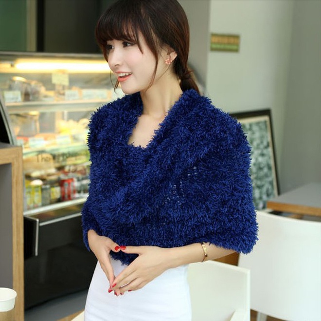 Thay vì phải đầu tư áo khoác, áo len tốn kém, bạn gái phương Nam chỉ cần diện những chiếc váy công sở thường ngày, choàng thêm chiếc khăn lông nhiều màu sắc, kết hợp vớ dài dày ấm là đã có thể vô tư chống chọi với gió lạnh.