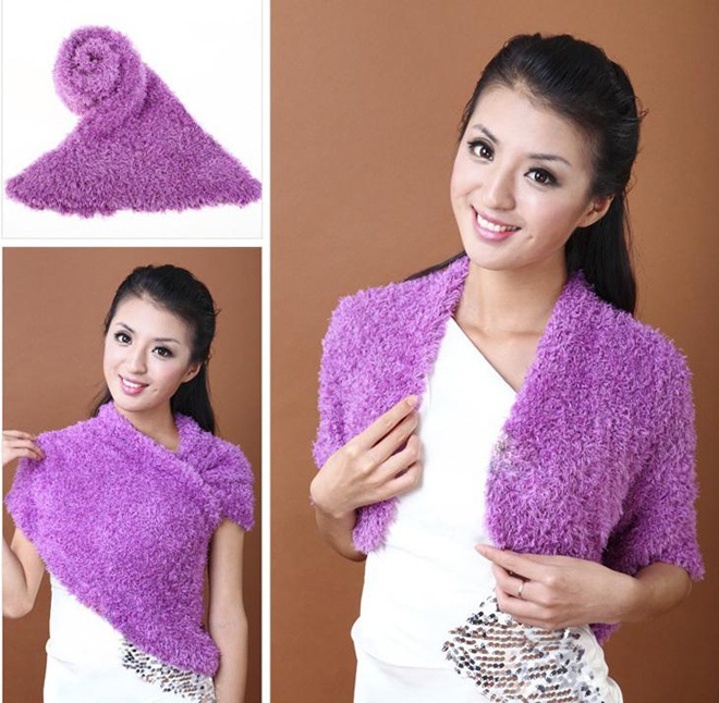1. Biến tấu với khăn lông. Những chiếc khăn lông hợp mốt và rực rỡ sắc màu không chỉ đốt nóng không gian công sở cuối năm, mà còn giúp bạn tiết kiệm kha khá chi phí mua sắm đồ đông.  