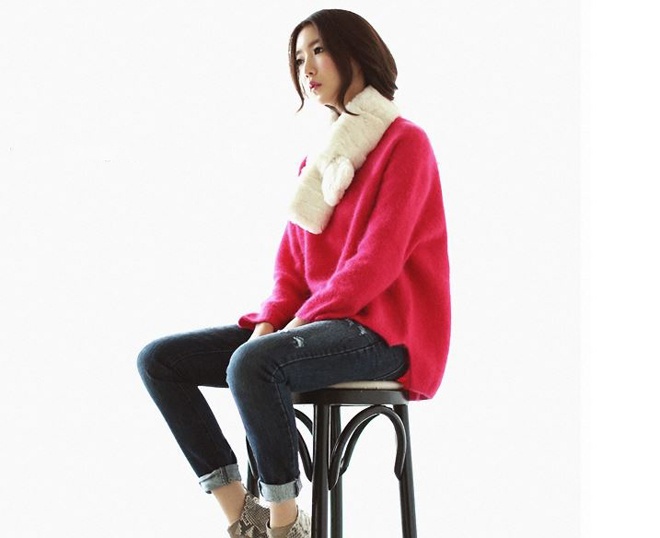 Các kiểu khăn tai thỏ thường được may bằng chất liệu lông mịn màng để vừa giữ ấm vừa giúp bạn sở hữu phong cách street style ngọt lịm và đầy nữ tính.