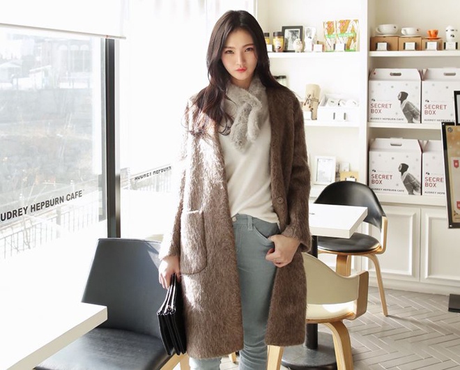 Bạn có thể chọn kiểu khăn choàng nơ tai thỏ bản nhỏ, với nhiều màu sắc nhẹ nhàng như trắng, nude, pastel … Kiểu khăn này là lựa chọn thích hợp cho các bạn gái công sở miền Nam vì thời tiết không quá lạnh giá 