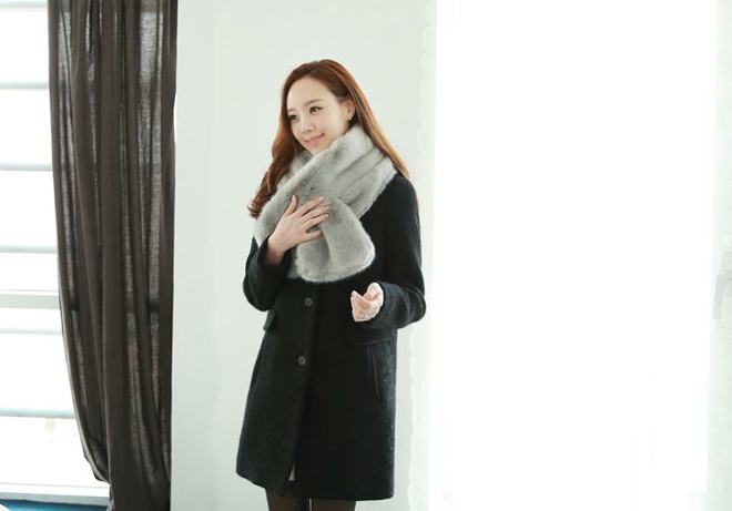 Cũng có thể chọn khăn choàng bản rộng, khi thắt lại sẽ thành một chiếc nơ xinh và đủ độ lớn để che ấm cả phần cổ.