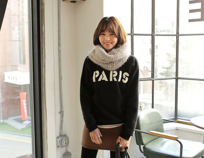 Chỉ cần choàng khăn qua cổ, sắp xếp cho tề chỉnh, bạn sẽ có ngay chiếc khăn choàng cá tính không khác gì các kiểu thắt nơ cầu kỳ khác.