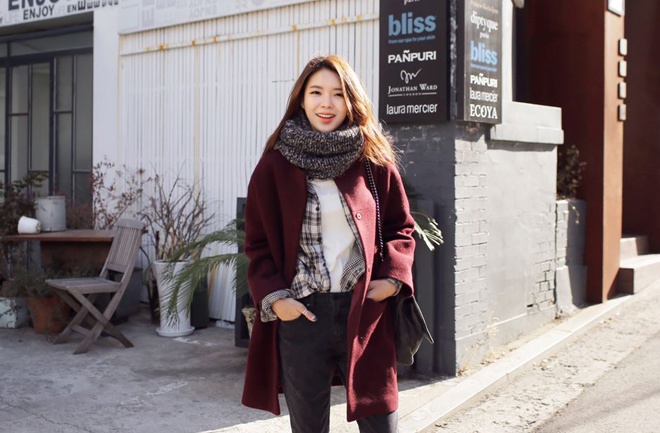 Đa dạng và nhiều chủng loại là ưu điểm của loại khăn rất dễ mua và dễ dùng này. Bạn có thể chọn kiểu khăn đan len dày, với nhiều màu sắc khác nhau.