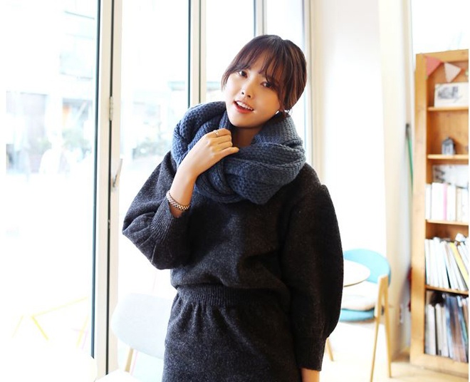 3. Khăn choàng chữ O. Cũng đơn giản và tiện dụng như kiểu thắt nơ tai thỏ, chiếc khăn choàng với 2 phần đầu được may lại với nhau như hình chữ O rất thích hợp cho nàng lười làm điệu. 