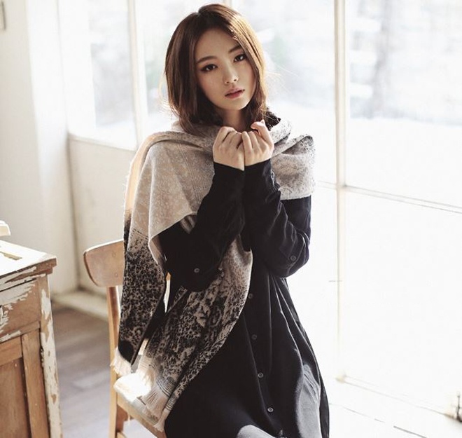 Chỉ cần vắt 1 đầu khăn ra sau lưng, quấn đầu khăn còn lại qua vai, bạn đã có ngay 1 kiểu thắt khăn choàng hợp thời trang và năng động.