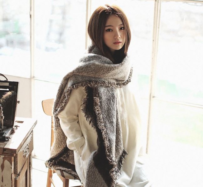 4. Choàng khăn qua vai. Còn gì thú vị hơn để làm điệu và che chắn trong ngày gió lạnh với  chiếc khăn choàng to bản, cổ điển hầu như luôn có mặt trong tủ đồ bạn gái, bằng cách thắt siêu nhanh và siêu dễ như thế này.