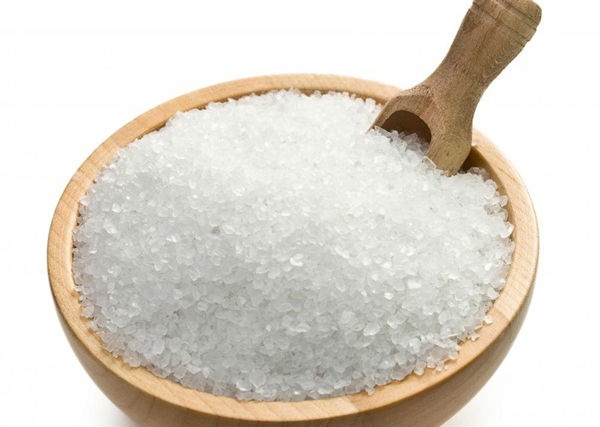 1. Muối: Những thức ăn chứa nhiều muối rất không tốt cho da, bởi vì muối có thể gây ra tình trạng giữ nước, dẫn tới sưng phù. Điều này luôn ảnh hưởng tới vùng da xung quanh mắt, gây quầng thâm cho mắt. Nó có liên quan đến chứng bệnh cao huyết áp, là nguyên nhân làm giảm lượng collagen trong cơ thể.