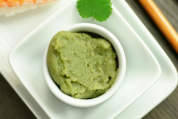 10. Wasabi: Đây là một loại cải ngựa của Nhật Bản, nó cung cấp hương vị cho món sushi và cũng giúp bảo vệ răng của bạn. Một nghiên cứu cho thấy chất tạo mùi isothiocyanates trong wasabi gây ức chế sự tăng trưởng của vi khuẩn gây sâu răng. 