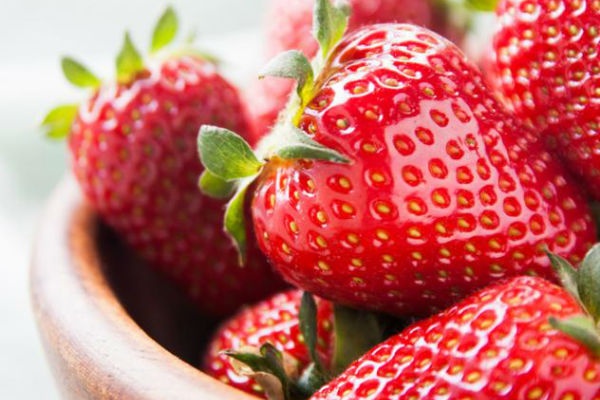 2. Dâu tây: Dâu tây có chứa một loại enzyme có công dụng làm trắng răng. Nghiền một quả dâu tây, sau đó chà xát lên răng của bạn trong khoảng một phút. Rửa sạch và dùng chỉ nha khoa để loại bỏ hạt dâu tây trên răng.