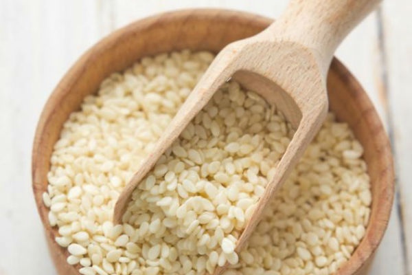 3. Hạt vừng: Hạt vừng có chứa nhiều canxi giúp làm chắc răng và nướu của bạn. Hãy rắc một muỗng canh hạt vừng vào món salad, ăn món này một vài lần mỗi tuần sẽ làm sạch nhẹ nhàng hàm răng của bạn và cung cấp 87mg canxi cho răng.