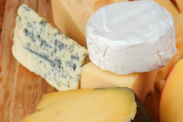 4. Pho mát: Nhiều nghiên cứu cho thấy rằng pho mát với lượng carbohydrate thấp và hàm lượng canxi cao, cung cấp nhiều lợi ích cho răng của con người. Nó giúp cân bằng độ pH của miệng, cản trở quá trình phát triển của vi khuẩn. Pho mát cũng bảo vệ và cấu tạo lại men răng, tạo ra nước bọt để giết chết các vi khuẩn gây sâu răng và viêm nướu.