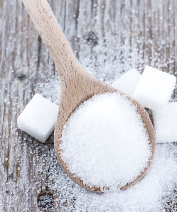 1. Đường: Vì lợi ích của mái tóc, bạn nên tránh xa những món đồ ngọt. Đường có thể cản trở sự hấp thụ protein và tất cả chúng ta đều biết tầm quan trọng của protein đối với mái tóc. Vitamin E cũng là dưỡng chất thiết yếu để mái tóc phát triển khỏe mạnh và đường có thể làm giảm lượng vitamin E cần đưa đến chân tóc. Bạn nên xem xét việc thay thế đường tổng hợp bằng các nguồn có trong tự nhiên như trái cây hoặc rau nếu bạn không thể bỏ thói quen dùng đồ ngọt.