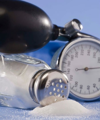 2. Muối: Thêm một ít muối giúp cho món khoai tây chiên, bắp rang hoặc món ăn nhạt nhẽo mà bạn dùng cho bữa trưa trở nên ngon miệng hơn. Tuy nhiên, muối nên được sử dụng với mức độ vừa phải bởi vì khoa học đã chứng minh nồng độ natri dư thừa do ăn quá nhiều muối sẽ dẫn đến chứng rụng tóc. Natri nên được giới hạn ở mức nhỏ hơn 2.300 mg mỗi ngày và thậm chí ít hơn nếu bạn mắc bệnh huyết áp cao, tiểu đường, hoặc là ở độ tuổi trên 51. Nếu bạn muốn duy trì một mái tóc dày dặn, hãy thận trọng khi dùng muối.