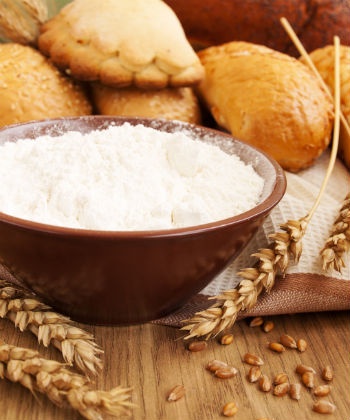 3. Tinh bột: Các loại thực phẩm giàu tinh bột sẽ được chuyển hóa thành đường và có thể làm cho tóc mỏng đi. Nếu bạn cực yêu thích những thức ăn giàu tinh bột như bánh mì, mì ống, bánh ngọt và các món nhiều bột hấp dẫn khác, đã đến lúc bạn nên cân nhắc việc tiêu thụ ít bột hơn.