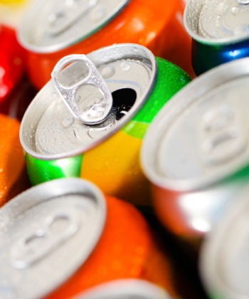 4. Nước ngọt: Một lon soda chứa lượng đường, sirô ngô nhiều fructoza, chất làm ngọt nhân tạo và màu sắc thực phẩm vượt quá mức cho phép, những hợp chất này không cung cấp bất kỳ dưỡng chất nào cho mái tóc của bạn – trừ việc làm cho tóc bị khô hoàn toàn. Ngay cả khi bạn uống thêm nước, soda vẫn sẽ góp phần vào sự mất nước của tóc và biến những lọn tóc đẹp của bạn thành một mớ tóc rối dễ gẫy rụng.