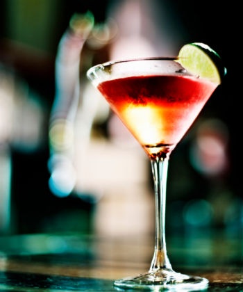 5. Rượu: Nếu bạn muốn giữ mái tóc dày mượt, điều tốt nhất bạn có thể làm là giảm uống rượu ngay lập tức. Uống rượu nhiều quá mức sẽ làm giảm lượng kẽm, axit folic, vitamin B và vitamin C trong cơ thể bạn. Nó sẽ làm tóc bạn yếu đi, khiến tóc khó mọc, và góp phần gây rụng tóc nếu bạn quá đam mê rượu.