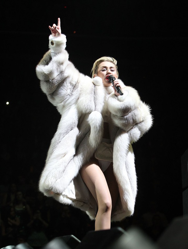 Kiểu áo này với gam màu trắng chủ đạo xuất hiện nhiều trong các trang phục street style lẫn trên sân khấu của nữ ca sĩ nổi loạn Miley Cyrus và thường được cô nàng quái chiêu kết hợp cực độc đáo và ấn tượng với cop top.