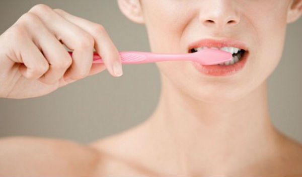 1. Đánh răng hàng ngày: Thông thường đánh răng một lần mỗi ngày là tốt, nhưng theo Hiệp hội Nha khoa Hoa Kỳ (ADA), cách tốt nhất là bạn nên đánh 2 lần mỗi ngày bằng bàn chải lông mềm mịn và kem đánh răng có fluoride. Việc đó sẽ giúp ngăn ngừa mảng bám hình thành và tiêu diệt các loại mảng bám đang bắt đầu hình thành và phát triển. Hãy chắc chắn rằng bạn sẽ làm sạch cả vùng miệng bằng bàn chải đánh răng, bao gồm cả răng, nướu, lươi và khu vực bên trong má. Quá trình này sẽ mất khoảng 2 phút. Ảnh: Dailymail.