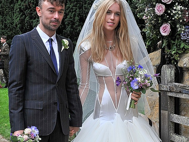 Top 15 mau vay cuoi xau la cua sao it nguoi muon thu hinh anh