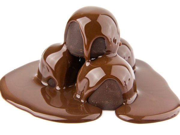 2. Sô cô la: Sô cô la rất giàu đồng, có tác dụng thúc đẩy sản xuất melanin cho tóc của bạn. Tế bào melanin chịu trách nhiệm sản xuất màu tóc, điều đó rất quan trọng trong việc ngăn ngừa bạc tóc.