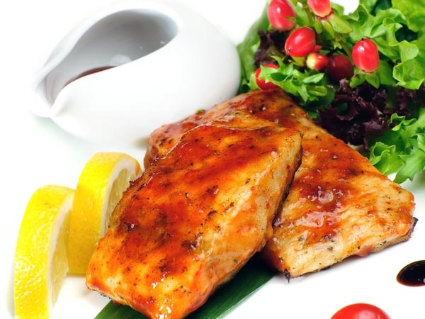 4. Cá hồi: Cá hồi được biết đến là loại hải sản tuyệt vời giúp chống tóc bạc sớm. Chúng là nguồn thực phẩm tự nhiên của selenium, loại chất duy trì việc sản xuất hormone màu đen của tóc. Ăn nhiều cá hồi cũng ngăn ngừa các gốc tự do có thể làm hỏng hệ thống tóc của bạn.