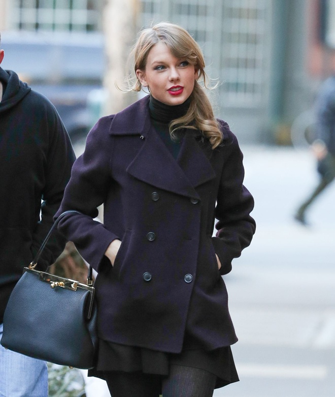 Taylor Swift là một trong những ngôi sao hàng đầu Hollywood không chỉ trong lĩnh vực ca hát mà còn vì gu thời trang tinh tế, đặc biệt trong phong cách street style sành điệu như một fashion icon nổi tiếng thế giới.