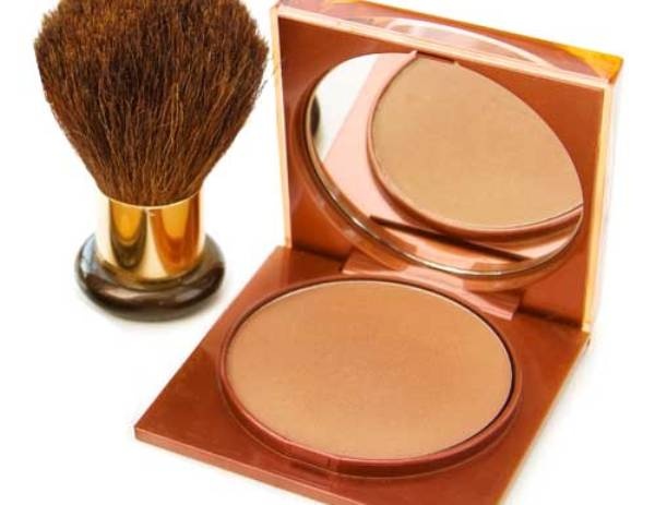 5. Phấn bronzer: Loại phấn bột màu vàng ánh kim này sẽ giúp bạn sở hữu làn da rám nắng khỏe khoắn thường thấy sau kỳ nghỉ, đặc biệt khi bạn đánh lên đôi gò má ửng hồng (dù là màu má hồng tự nhiên hay do thoa phấn má). Đừng quá tay với phấn bronzer. Bạn chỉ nên thoa nhẹ một ít phấn dọc theo xương hàm mặt và trên gò má.