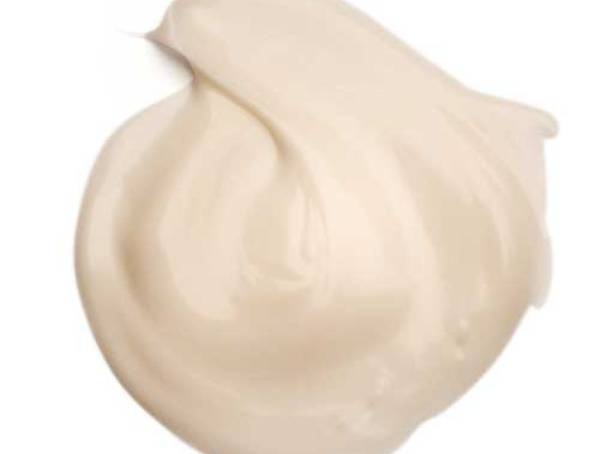 8. Kem lót có chỉ số SPF: Kem lót sẽ giúp phát huy tối đa công dụng của những sản phẩm trang điểm khác – đặc biệt là làm cho lớp kem nền trông thật mượt mà và hoàn hảo. Hãy tìm sản phẩm có chỉ số SPF 30 hoặc cao hơn, và bạn sẽ không cần trang bị thêm kem chống nắng dành cho mặt.