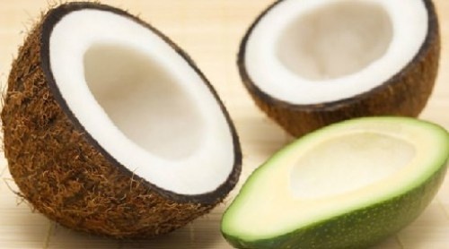 4. Mặt nạ dầu dừa và bơ: Dầu dừa có thể mang lại hiệu quả cho tóc giống như dầu ôliu, đặc biệt nếu nó vẫn ở dạng thô và chưa qua tinh chế. Bạn có thể bôi dầu dừa trực tiếp lên tóc (2-4 thìa) hoặc kết hợp với một quả bơ chín nhỏ. Hãy nghiền nát trái bơ để có được một hỗn hợp đặc sệt, bôi hỗn hợp lên tóc, thay vì lên da đầu. Để vậy trong khoảng 30-45 phút trước khi gội sạch.