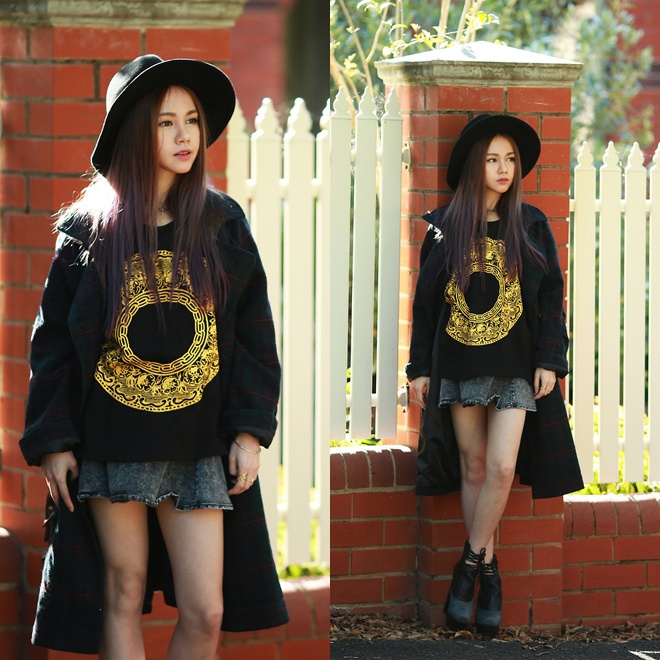 Các set đồ street style của Chleo Ting là gợi ý thú vị cho những bạn gái bé hạt tiêu yêu thích phong cách khác biệt nhưng vẫn giữ được vẻ đẹp lãng mạn, ngọt lịm. 