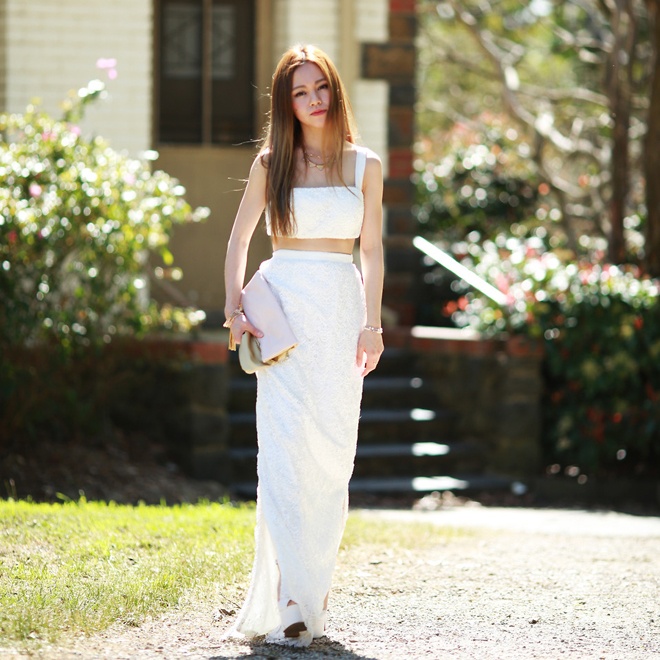 Nếu thích váy dài, bạn cũng đừng ngại mang vào set đồ xuân năm nay. Sự kết hợp hài hòa giữa crop top và monochrome nguyên cây trắng, kèm giày cao gót cùng màu mang lại vẻ đẹp quyến rũ cho nàng bé hạt tiêu nổi tiếng nước Úc.