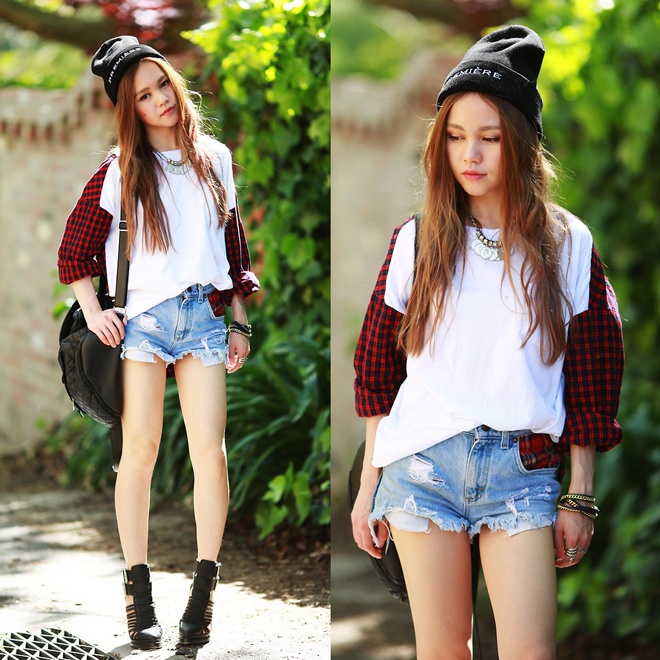 Phong cách mix, match yêu thích với shorts jeans của Chloe Ting là kết hợp cùng áo pull, len phom rộng hoặc sơ mi kẻ ca rô và áo khoác dáng dài, áo bomber phong cách.