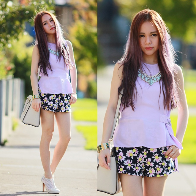Nếu muốn mang shorts đến các buổi tiệc, hãy thử kết hợp shorts họa tiết floral và áo chít eo màu tím pastel ngọt lịm. Kết hợp cùng trang sức tinh tế, sang trọng, bạn sẽ có ngay 1 set đồ dự tiệc thật khác biệt.