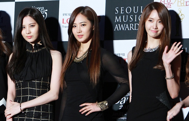 Bí quyết rất quan trọng khi theo xu hướng tôn vinh nét đẹp tự nhiên này là bạn phải giành nhiều thời gian để chăm chút thật cẩn thận cho tóc bóng khỏe thật sự. Vì nếu các kiểu tóc cầu kỳ, rối rắm có khả năng che khéo nhiều khuyết điểm, thì khi buông xõa tự nhiên, một mái tóc khô và ít nhiều hư tổn rất dễ bị nhận ra, đặc biệt dưới ánh đèn sân khấu.