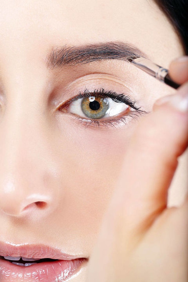 Bước 5. Dùng cọ Angled Brush phết bột phấn lên lông mày nhằm xác định đường nét chuẩn và hài hòa với khuôn mặt. Lưu ý phấn nên tiệp màu với màu lông mày tự nhiên. Bạn cũng không nên phết quá dày và sâu vào phần gốc lông mày, đồng thời cần vẽ đường nét nhẹ nhàng, đừng quá sắc sảo sẽ khiến khuôn mặt trông khắc nghiệt và già hơn tuổi.