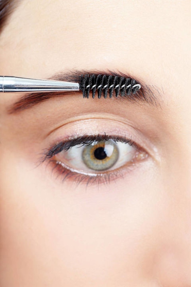 Bước 6. Chải lông mày 1 lần nữa với cọ Spoolie Brush để định hình lại đường nét lông mày và làm mềm bất kỳ đường kẻ nào trông quá sắc nét.