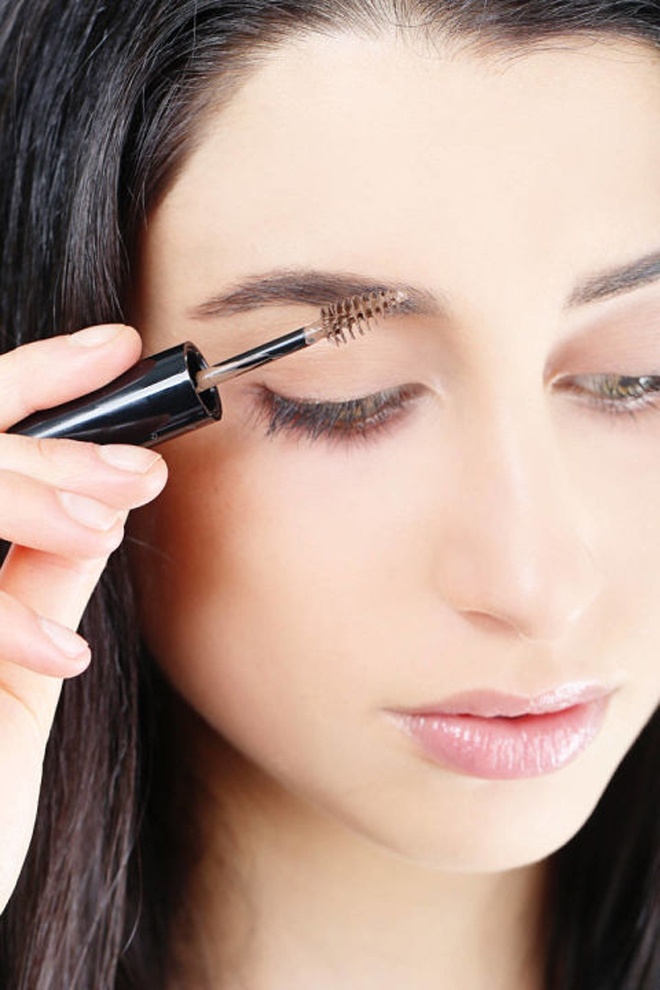 Bước 7. Dùng cọ mascara chuyên dụng vuốt gel màu nhằm cố định hình dáng lông mày.