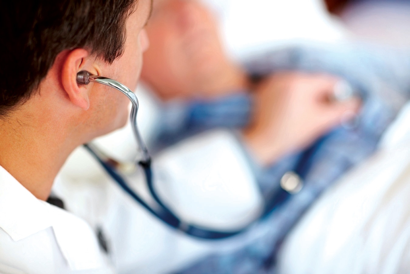 Tinh huong te nhi va su ra doi cua chiec ong tai nghe bac si hinh anh