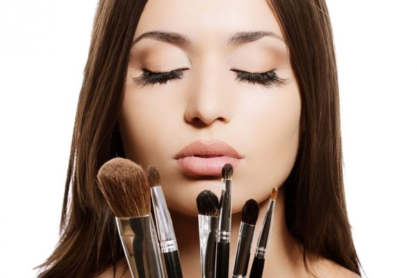 7 loi trang diem khien khuon mat thieu suc song hinh anh