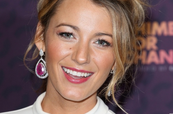 Người đẹp của Gossip Girl, Blake Lively vẫn rất xinh đẹp và quyến rũ dù có nốt ruồi trên mặt. Vẻ đẹp Mỹ của Blake dường như nổi bật hơn nhờ nốt ruồi này. Nó thực sự đã giúp khuôn mặt của Blake trở nên đặc biệt hơn.