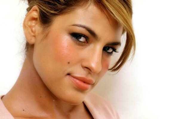 Nốt ruồi nổi bật ở má của Eva Mendes là một trong những nốt ruồi nổi tiếng nhất. Nốt ruổi to bên má trái của Eva Mendes giúp cô toát lên vẻ đẹp Latin nóng bỏng và trở thành dấu ấn rất riêng của Eva.