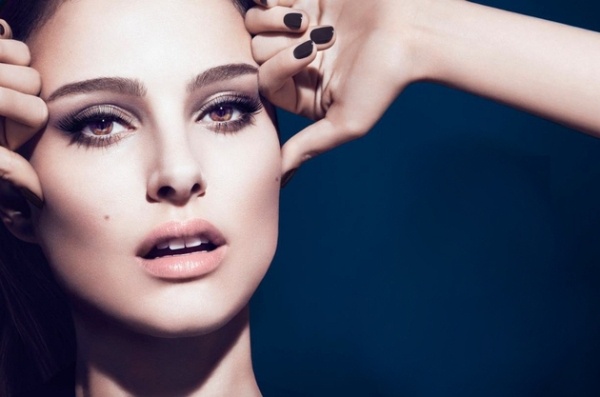 Natalie Portman là một biểu tượng sắc đẹp của thập kỷ này. Nữ diễn viên thắng giải Oscar này có dấu ấn của riêng mình, với 2 nốt ruồi bên má phải và má trái. Nói về 2 nốt ruồi này, Natalie cho biết, cô rất tự hào về chúng và hai nốt ruồi này giúp cô nổi bật hơn.