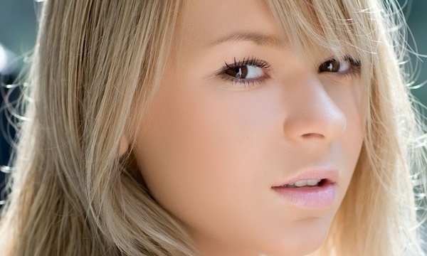 1. Chọn màu đơn sắc: Tạo sự khác biệt rõ nét giữa các điểm đặc trưng trên gương mặt có thể giúp bạn trông tỉnh táo hơn. Thay vì chọn một tông màu đơn điệu cho toàn bộ mặt, hãy tạo điểm nhấn tinh tế cho lông mày, mắt, má và môi.