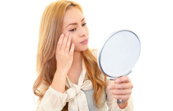 2. Sử dụng sai kem che khuyết điểm cho quầng thâm dưới mắt: Sử dụng kem che khuyết điểm với màu sắc quá tối hoặc quá sáng cho gương mặt rất dễ khiến bạn có vẻ mệt mỏi. Cách khắc phục là bạn nên bôi kem ở nơi sáng sủa để đảm bảo màu kem trông thật tự nhiên. Và bất cứ khi nào thử một sản phẩm mới, bạn hãy dùng một chiếc gương cầm tay để xem lớp kem trông như thế nào ở các nơi với điều kiện ánh sáng khác nhau.