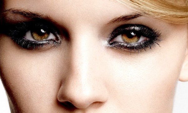 3. Bỏ qua kem lót dành cho vùng mắt: Điều này đặc biệt cần tránh nếu bạn sử dụng bút kẻ mắt màu tối cho mi dưới. Kem lót sẽ ngăn không cho đường viền tối màu bị lem và bết dính phía dưới mắt, nhờ vậy, bạn sẽ không sở hữu cặp mắt gấu trúc. (nếu bạn muốn phương án an toàn, hãy sử dụng duy nhất bút kẻ mắt chống thấm nước ở mi dưới.)