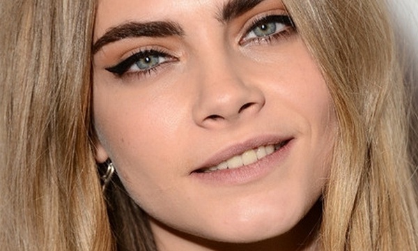 4. Dùng quá nhiều phấn: Làn da khô và bự phấn sẽ khiến bạn trông già nua và mệt mỏi hơn so với một làn da mịn màng và sạch sẽ. Đừng quá tay khi phủ phấn. Hãy chọn loại phấn bột trong suốt để ngăn ngừa tình trạng bóng nhờn và thoa phấn thật mỏng và đều.